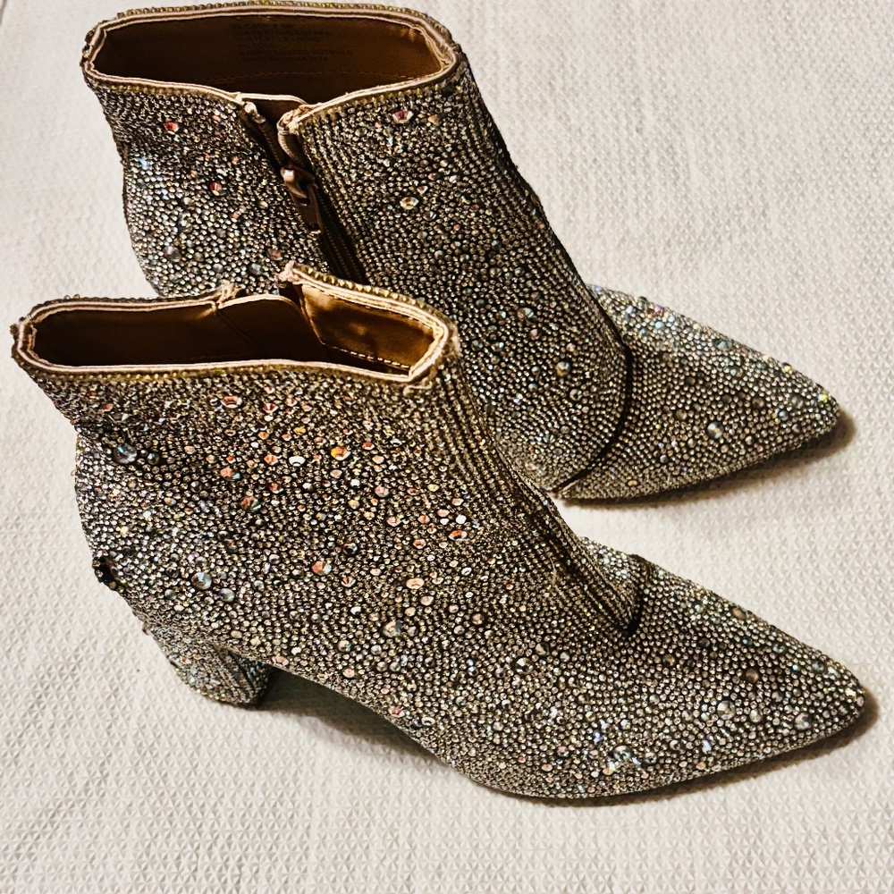 Betsy Johnson Silver Sequins Ankle Boots Pointed Toe Size 6.5 Zip Closure